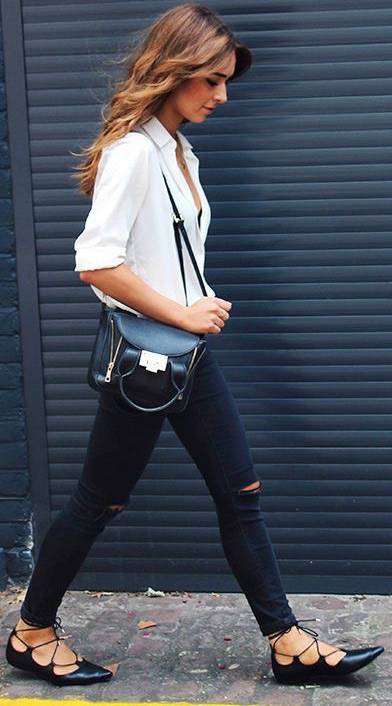 小白鞋穿膩了 不妨來一雙永不過時(shí)的小黑鞋