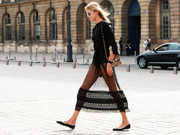 小白鞋穿膩了 不妨來一雙永不過時(shí)的小黑鞋