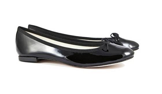 小白鞋穿膩了 不妨來一雙永不過時(shí)的小黑鞋