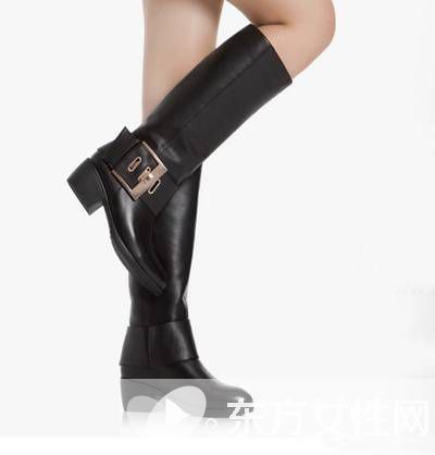 平跟高筒靴與坡跟高筒靴搭配 凸顯你的優(yōu)雅腿部曲線