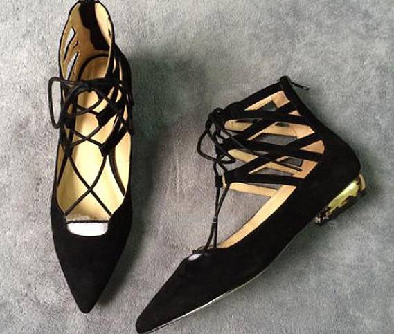 小白鞋穿膩了 不妨來一雙永不過時(shí)的小黑鞋