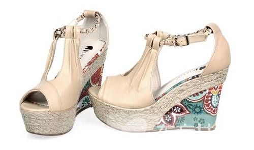 夏季時尚草編坡跟涼鞋 盡顯田園風情