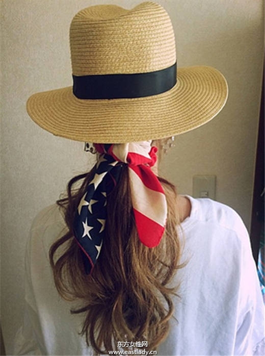 日本妞真會(huì)玩 一塊頭巾玩出百變?cè)煨? height=