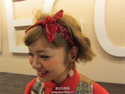 日本妞真會(huì)玩 一塊頭巾玩出百變?cè)煨? height=