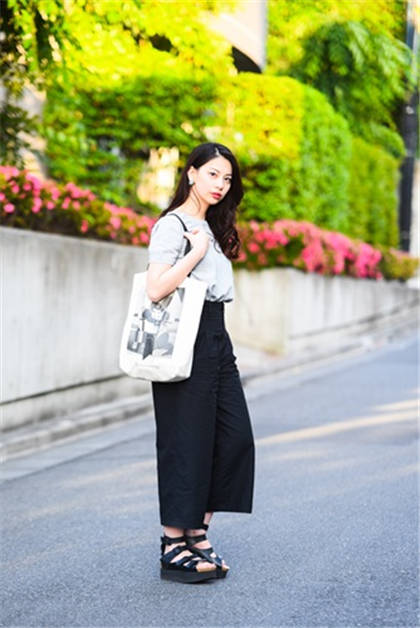 出門必備 帆布包簡(jiǎn)單搭出休閑風(fēng)