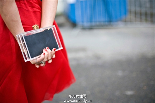 透明手拿包設(shè)計簡潔明了富有創(chuàng)意