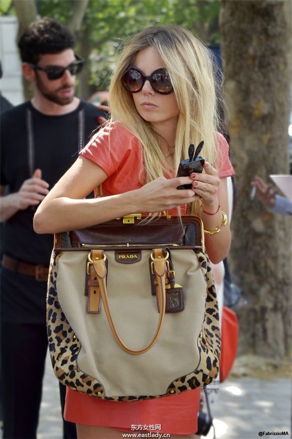 2014新款女士手提包簡約而不簡單