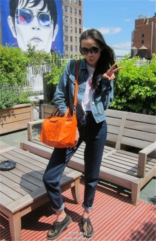 跟超模雎曉雯學(xué)品牌女包搭配