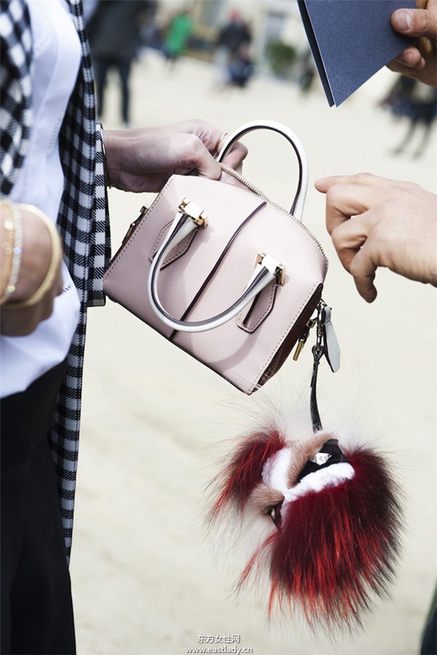 街頭達(dá)人百變飾品搭個(gè)性十足