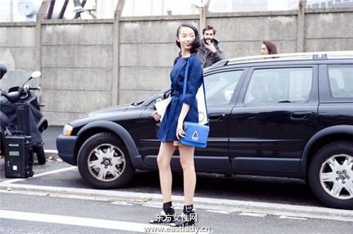 跟超模雎曉雯學(xué)品牌女包搭配