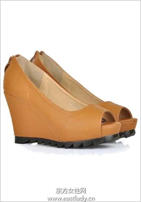 風(fēng)格簡約坡跟鞋時尚達人彰顯魅力的飾品