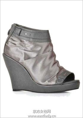 風(fēng)格簡約坡跟鞋時尚達人彰顯魅力的飾品