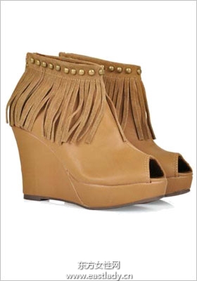 風(fēng)格簡約坡跟鞋時尚達人彰顯魅力的飾品