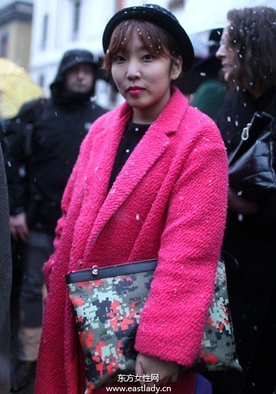 街拍歐美達(dá)人時(shí)髦包包提高回頭率