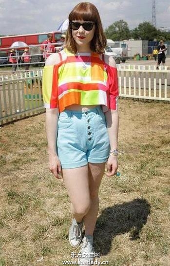 學(xué)明星穿時(shí)尚休閑帆布鞋