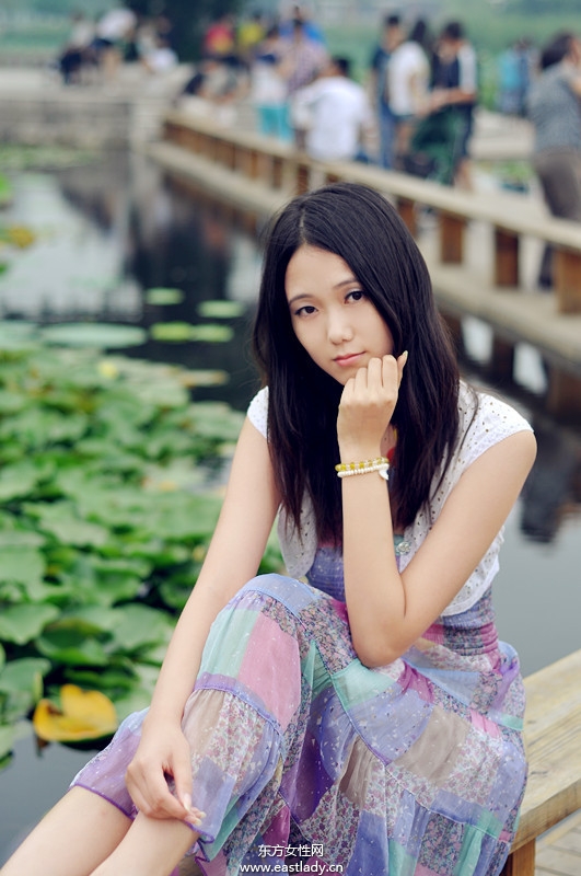 古典優(yōu)雅俏女郎穿對(duì)碎花裙顯清麗