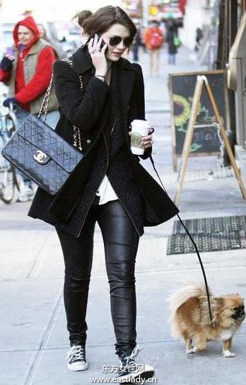 學(xué)明星穿時(shí)尚休閑帆布鞋