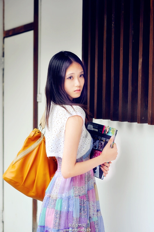 古典優(yōu)雅俏女郎穿對碎花裙顯清麗