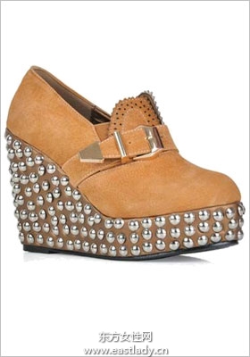 風(fēng)格簡約坡跟鞋時尚達人彰顯魅力的飾品