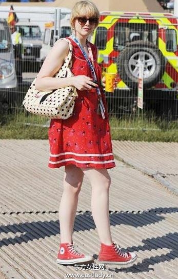 學(xué)明星穿時(shí)尚休閑帆布鞋