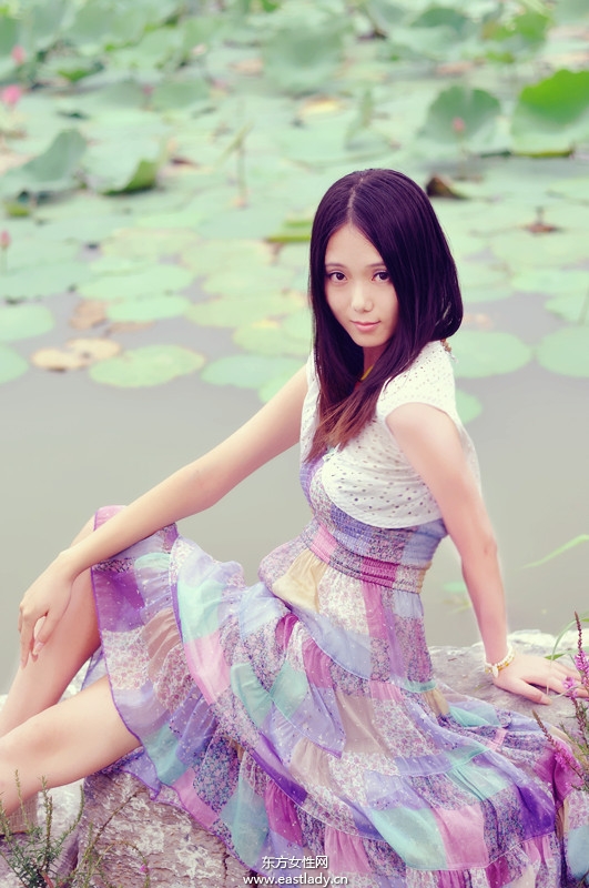 古典優(yōu)雅俏女郎穿對碎花裙顯清麗