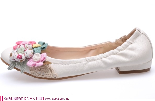 秋季新款休閑鞋 舒適的平跟設(shè)計(jì)走起路來(lái)既舒服又享受