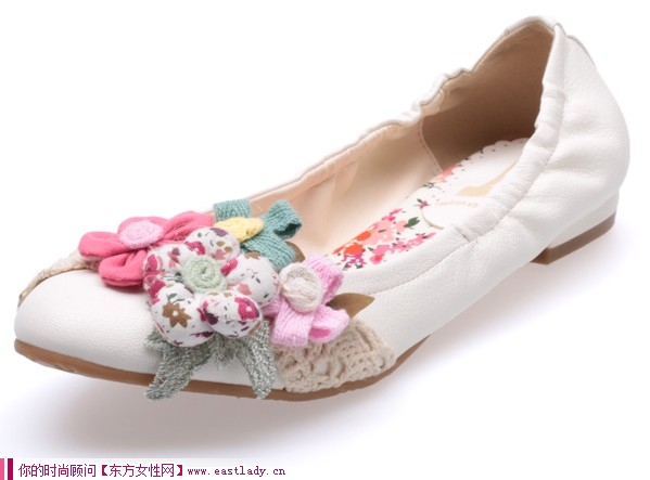 秋季新款休閑鞋 舒適的平跟設(shè)計(jì)走起路來既舒服又享受