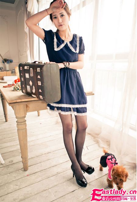 穿上漆皮圓頭防水厚底松糕鞋 你就是女王