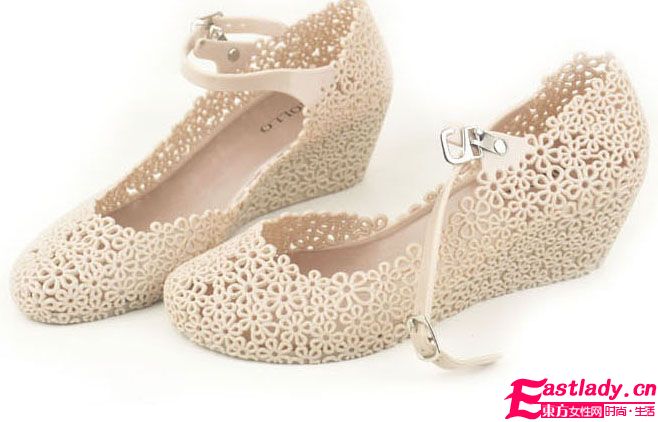 2012新款鏤空鳥巢網(wǎng)狀塑膠涼鞋 穿出時尚突出個性