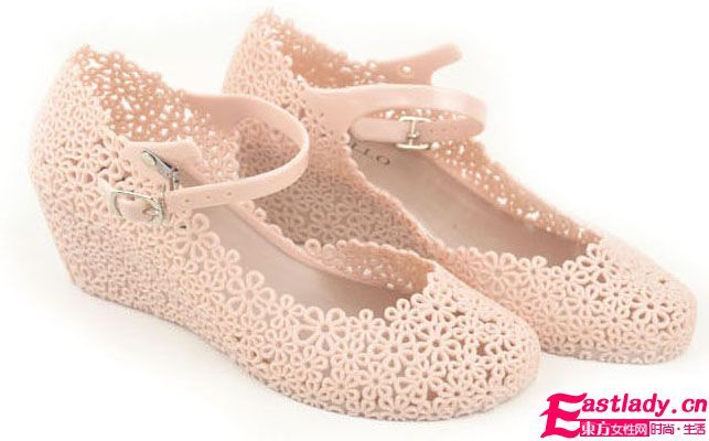 2012新款鏤空鳥巢網(wǎng)狀塑膠涼鞋 穿出時(shí)尚突出個(gè)性