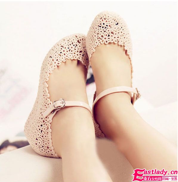 2012新款鏤空鳥巢網(wǎng)狀塑膠涼鞋 穿出時尚突出個性