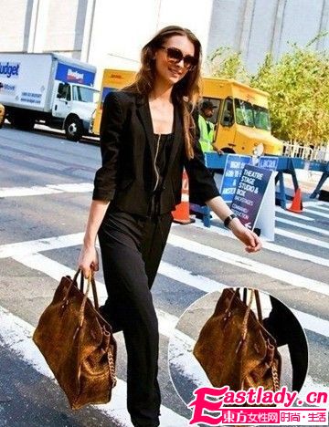 醒目飾品街拍更時(shí)髦 超模包包點(diǎn)亮造型