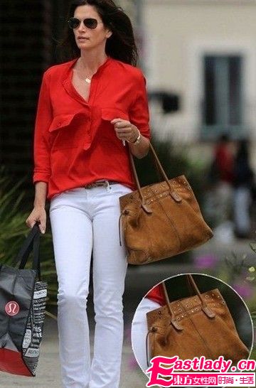 醒目飾品街拍更時髦 超模包包點亮造型