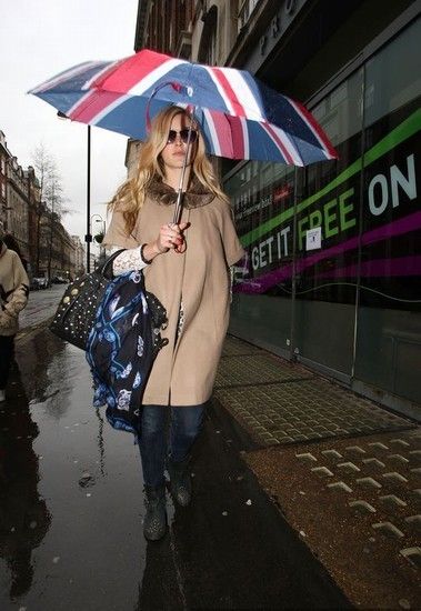 明星們用雨傘來扮酷坳造型