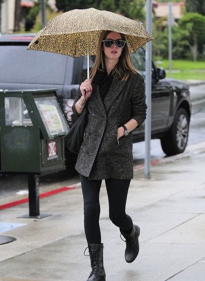 明星們用雨傘來扮酷坳造型