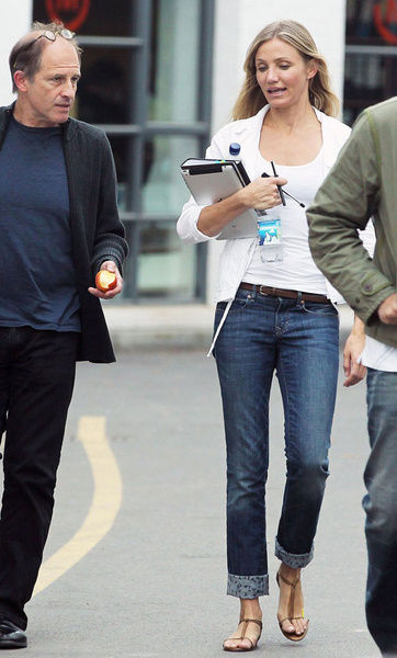 T字造型涼鞋 襯出修長腳部線條