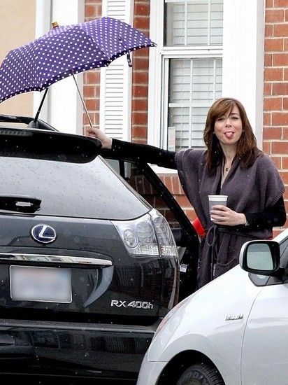 明星們用雨傘來扮酷坳造型