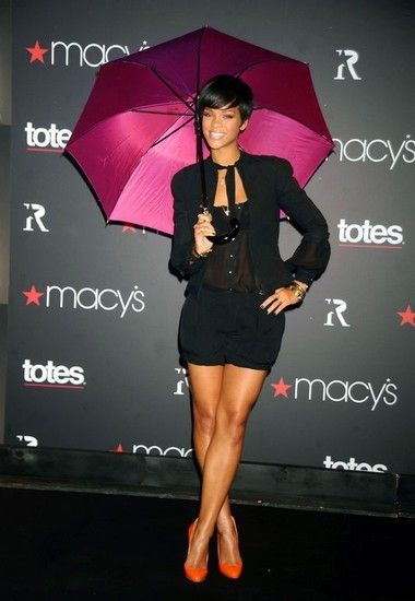 明星們用雨傘來扮酷坳造型