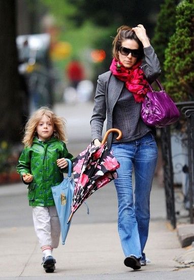 明星們用雨傘來扮酷坳造型