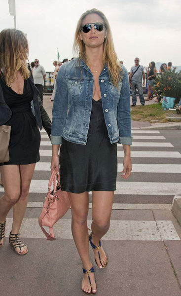 T字造型涼鞋 襯出修長腳部線條