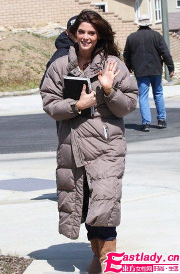 新款拼接羽絨服 扮靚保暖都給力