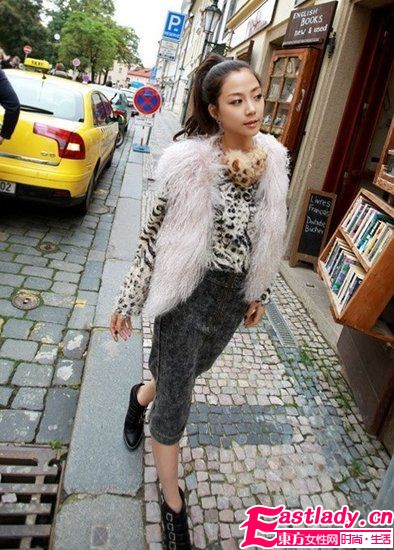 毛茸茸馬甲 美女冬日溫暖搭配法
