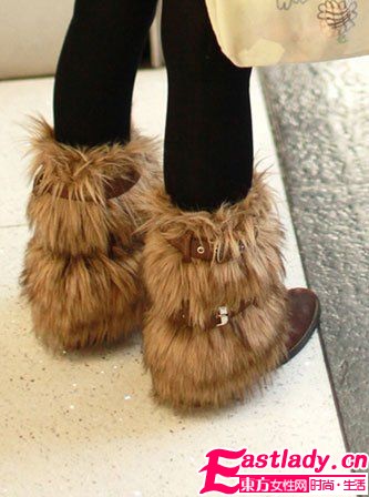 街拍香港MM腳下時尚 毛毛鞋最流行