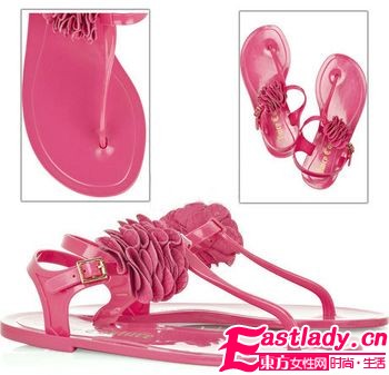 假日出游靚搭配 波西米亞涼鞋讓你足下生輝