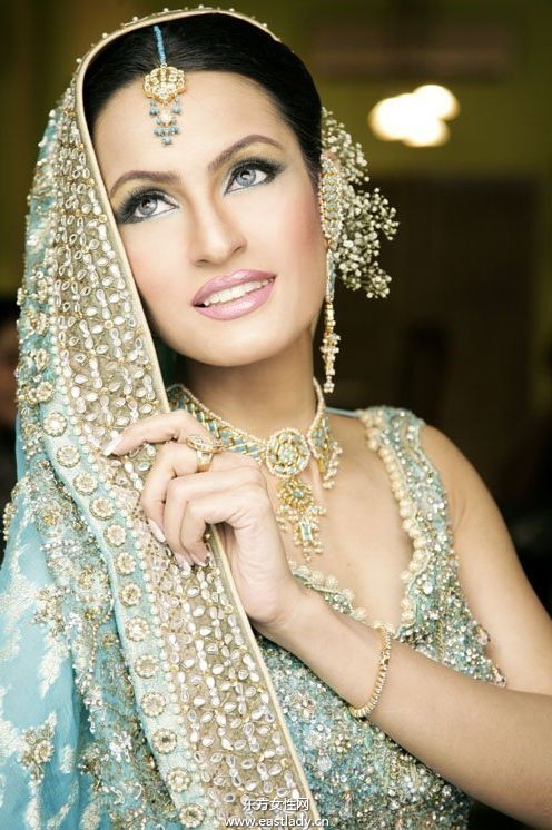 印度女性穿金戴銀別有風(fēng)味