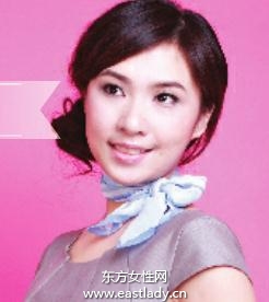 絲巾左右不對(duì)稱式系法 帶來(lái)幾分活力