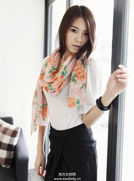 春日的絲巾裝點(diǎn)出時(shí)尚的元素和春天的氣息