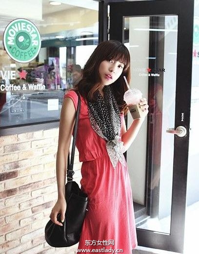 春日的絲巾裝點出時尚的元素和春天的氣息