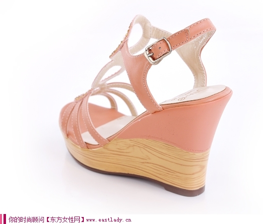 新款羅馬防水臺(tái)坡跟涼鞋 特有的防水臺(tái)設(shè)計(jì) 令您多一重保護(hù)