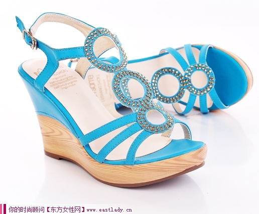 新款羅馬防水臺坡跟涼鞋 特有的防水臺設(shè)計 令您多一重保護(hù)